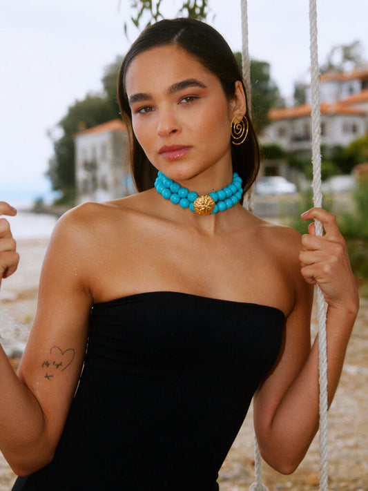 Model nosi ogrlicu Theros od mesinga sa 24k pozlatom, organski privesak inspirisan prirodom - Neguj se