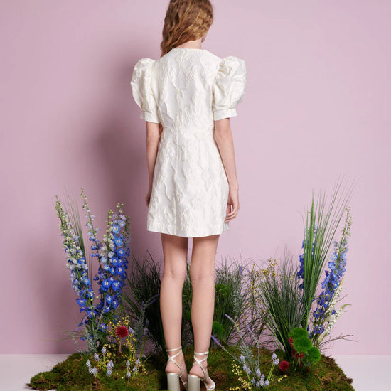 Sister Jane Anemone Jacquard mini haljina u nežnom cvetnom žakardu, elegantna svečana haljina za venčanja i posebne prilike – Neguj se