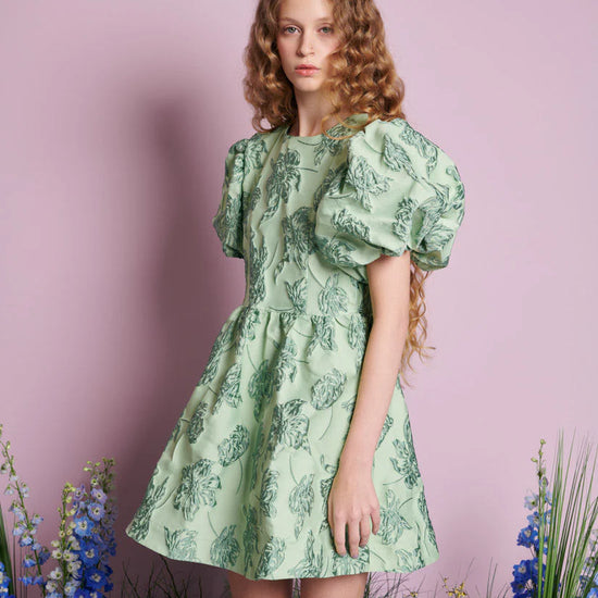 Sister Jane Clover Jacquard mini haljina u zelenom cvetnom žakardu, statement haljina za goste na venčanju i svečane događaje – Neguj se