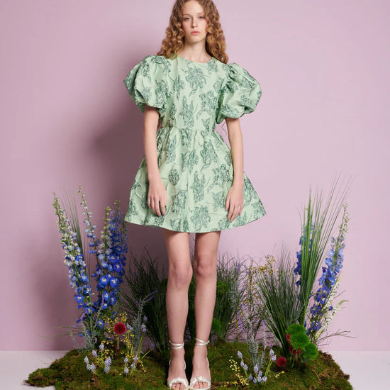 Sister Jane Clover Jacquard mini haljina u zelenom cvetnom žakardu, statement haljina za goste na venčanju i svečane događaje – Neguj se