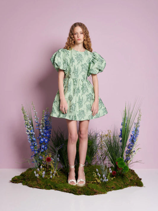 Sister Jane Clover Jacquard mini haljina u zelenom cvetnom žakardu, statement haljina za goste na venčanju i svečane događaje – Neguj se