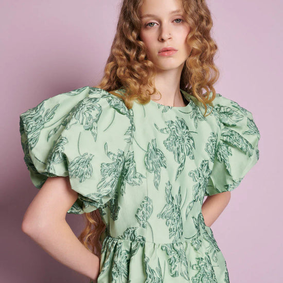 Sister Jane Clover Jacquard mini haljina u zelenom cvetnom žakardu, statement haljina za goste na venčanju i svečane događaje – Neguj se