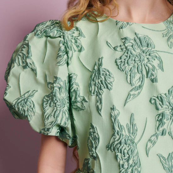 Sister Jane Clover Jacquard mini haljina u zelenom cvetnom žakardu, statement haljina za goste na venčanju i svečane događaje – Neguj se