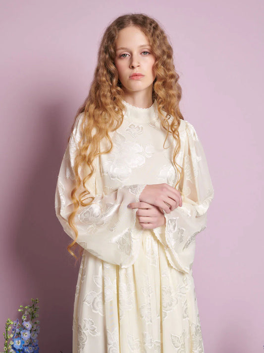 Sister Jane Dandelion midi haljina od organze sa cvetnim motivima i zvonastim rukavima, romantična svečana haljina – Neguj se