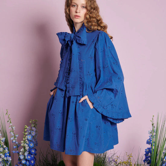 Sister Jane Meadow Sage mini haljina od broderie anglaise tkanine sa mašnom, lepršava plava haljina za posebne prilike – Neguj se