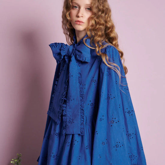 Sister Jane Meadow Sage mini haljina od broderie anglaise tkanine sa mašnom, lepršava plava haljina za posebne prilike – Neguj se