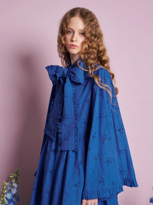 Sister Jane Meadow Sage mini haljina od broderie anglaise tkanine sa mašnom, lepršava plava haljina za posebne prilike – Neguj se