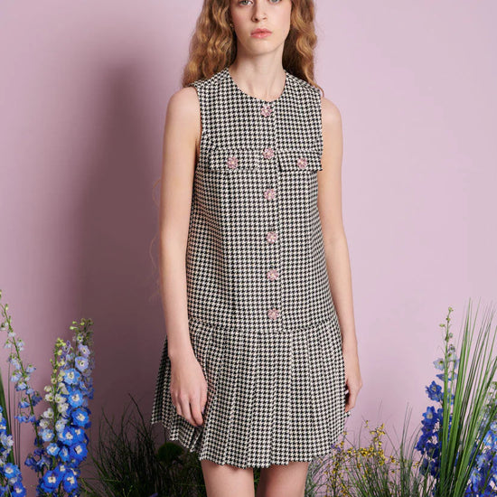 Sister Jane Petal Houndstooth mini haljina u karo tkanini sa plisiranom suknjom i cvetnim dugmićima, moderna svečana haljina – Neguj se