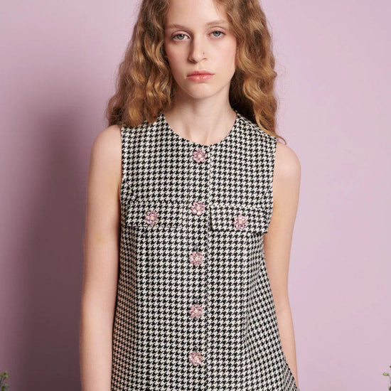 Sister Jane Petal Houndstooth mini haljina u karo tkanini sa plisiranom suknjom i cvetnim dugmićima, moderna svečana haljina – Neguj se