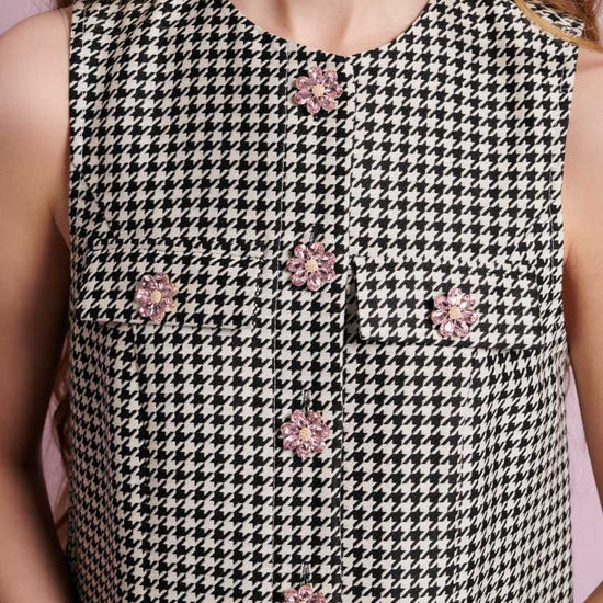 Sister Jane Petal Houndstooth mini haljina u karo tkanini sa plisiranom suknjom i cvetnim dugmićima, moderna svečana haljina – Neguj se