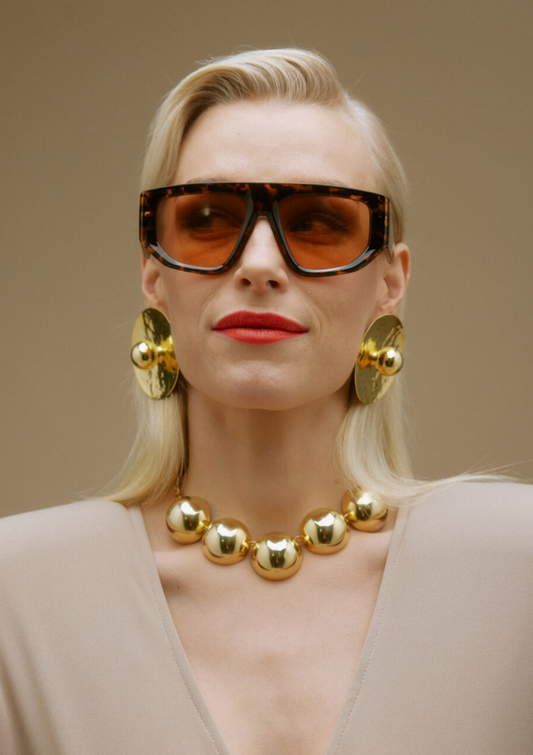 Ogrlica Aurelia namodelu plave kose, od mesinga sa 24k pozlatom, minimalistički dizajn i topla tekstura - Neguj se