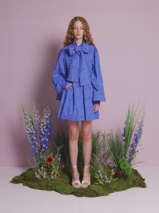 Sister Jane Meadow Sage mini haljina od broderie anglaise tkanine sa mašnom, lepršava plava haljina za posebne prilike – Neguj se