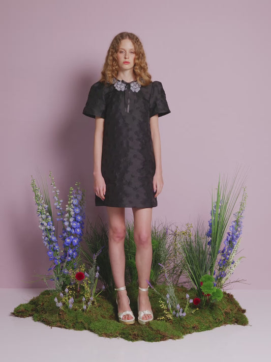 Sister Jane Bluebell Jacquard mini haljina od cvetnog žakarda sa kragnom i mašnom, romantična haljina za posebne prilike – Neguj se